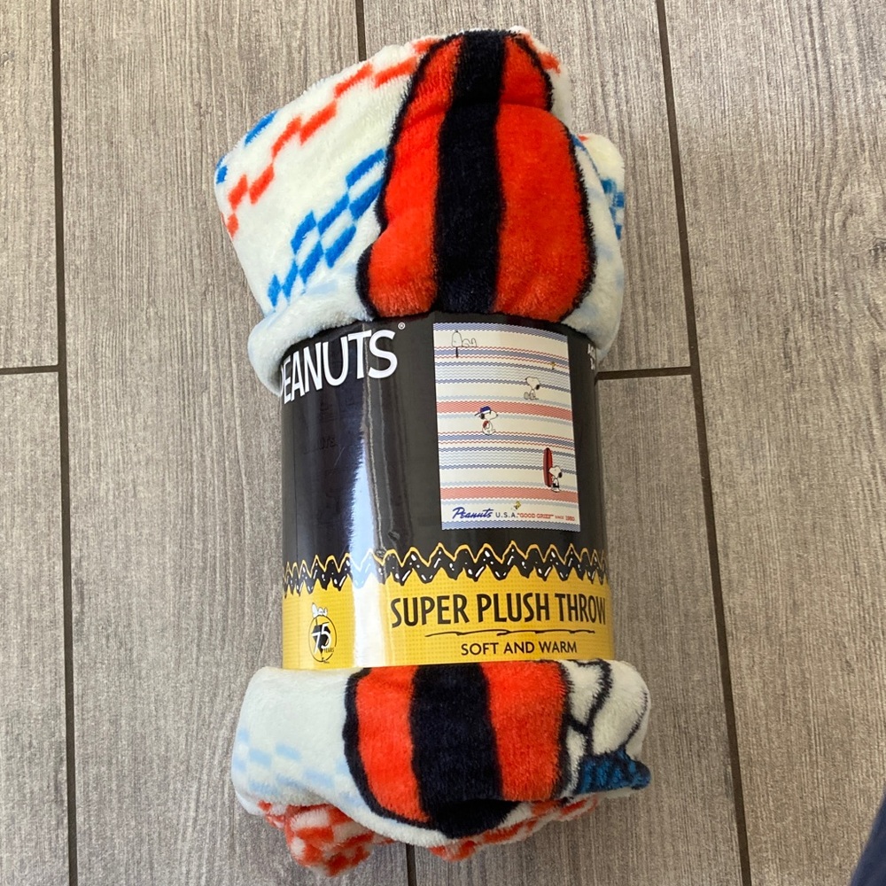 NWT Peanuts Colorful Plush Throw Blanket
